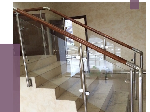 Комбинированные перила из металла и дерева в Орле